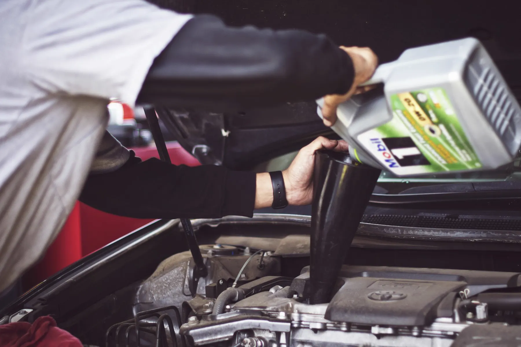 Bir otomobilin motor bölümünde çalışan servis ustası