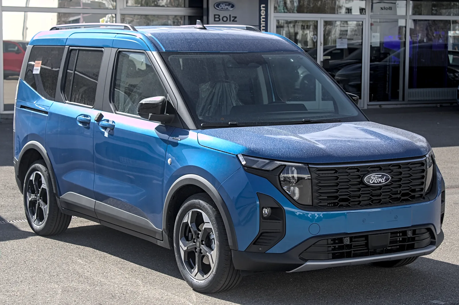 Ford Courier, ön yan görünüm